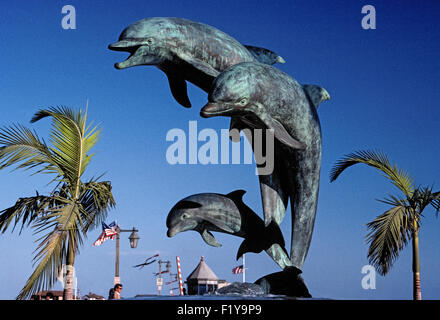 Il 'Delfino Famiglia' scultura in bronzo di Giacomo "Bud", il Fondo è stato un attrazione dal 1985 al piede di Stearns Wharf in Boat Harbour a Santa Barbara, California, Stati Uniti d'America. Noto anche come Santa Barbara 'Bicentenario amicizia Fontana", l'acqua che scorre al di sopra del monumento a forma di cupola di base è stata sostituita nel 2015 dalla siccità-piante resistenti a causa della California's statewide carenza d'acqua. Foto Stock