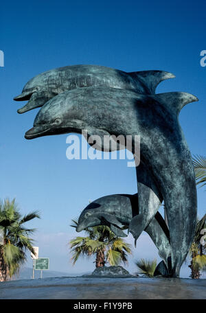 Il 'Delfino Famiglia' scultura in bronzo di Giacomo "Bud", il Fondo è stato un attrazione dal 1985 al piede di Stearns Wharf in Boat Harbour a Santa Barbara, California, Stati Uniti d'America. Noto anche come Santa Barbara 'Bicentenario amicizia Fontana", l'acqua che scorre al di sopra del monumento a forma di cupola di base è stata sostituita nel 2015 dalla siccità-piante resistenti a causa della California's statewide carenza d'acqua. Foto Stock