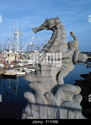 Una scultura in pietra denominata 'ragazzo su un cavalluccio' si affaccia sul porto di Santa Barbara, California, USA, ed è un dono dalla sua città sorella, Puerto Vallarta, Messico. Scultore Juan Pueblo ha creato la statua nel 1980 in omaggio a Puerto Vallarta iconici cavalluccio scultura che è un punto di riferimento sulla sua bayfront. Il Santa Barbara artwork reca una scritta in spagnolo: "Por n.a. Amistad Sin Fronteras' (per un amicizia senza frontiere). Foto Stock