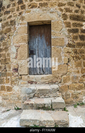 Vecchia porta di legno in una strada della città di Girona, in Catalogna, Spagna Foto Stock