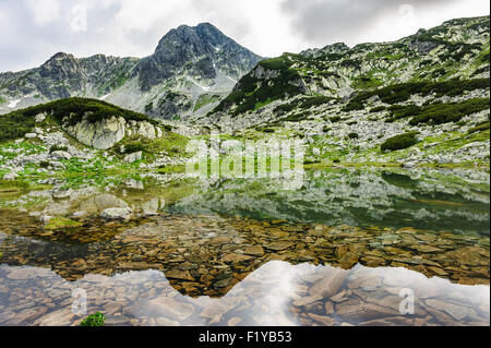 Lago di montagna nella Retezat, Romania, Europa Foto Stock