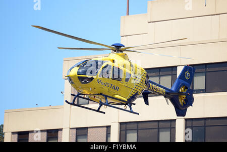 Washington, DC, Stati Uniti d'America. 7 Sep, 2015. 20150907 - un elicottero MedSTAR si diparte la Georgetown University Hospital di Washington. © Chuck Myers/ZUMA filo/Alamy Live News Foto Stock