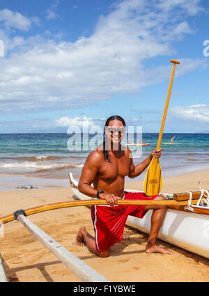 Canoa Outrigger guida in corrispondenza di Wailea Beach a Maui Foto Stock