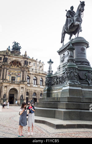 Opera house Semperoper presso la piazza del teatro di Dresda con Koenig Johann memorial, Germania, Europa Foto Stock