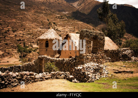 Un rurale adobe e pietra costruito la chiesa nella valle di Patacancha alta delle Ande montagne, Perù. Foto Stock