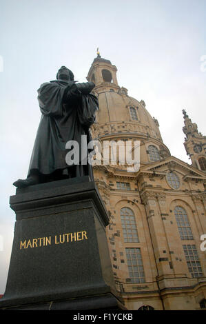 Die wieder errichtete Frauenkirche, davor das Martin-Luther-Denkmal, Dresda. Foto Stock