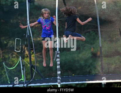 Due ragazze di saltare sul trampolino Foto Stock