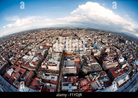 CITTÀ DEL MESSICO, Messico: Una vista aerea di Città del Messico, che mostra l'ampio paesaggio urbano dalla cima della Torre Latinoamericana. Questo iconico grattacielo, un tempo il più alto dell'America Latina, offre una prospettiva impareggiabile della vasta e intricata griglia urbana della città. Foto Stock