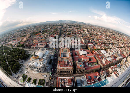 CITTÀ DEL MESSICO, Messico: Una vista aerea di Città del Messico, che mostra l'ampio paesaggio urbano dalla cima della Torre Latinoamericana. Questo iconico grattacielo, un tempo il più alto dell'America Latina, offre una prospettiva impareggiabile della vasta e intricata griglia urbana della città. Foto Stock