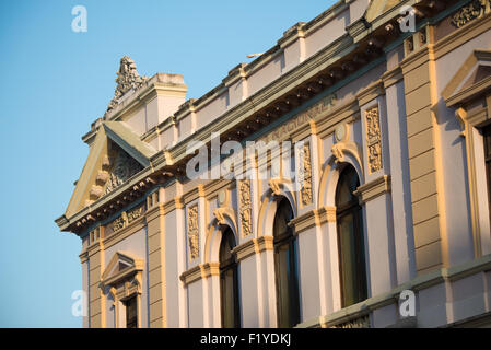 PANAMA CITY, Panama - il Teatro Nacional, situato nel quartiere casco Viejo, è un teatro storico che funge da punto di riferimento culturale a Panama City. Costruito nel 1908, il teatro presenta un'architettura neoclassica e ospita una varietà di spettacoli, tra cui opera, balletto e teatro. L'interno è decorato con impressionanti affreschi e uno splendido lampadario, che riflette la ricchezza culturale di Panama. Foto Stock