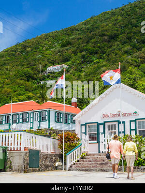 I turisti vicino alla Saba Ufficio Turistico in Windwardside Foto Stock