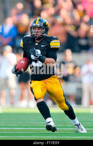 Tyler anta. 8 Sep, 2015. Ex New York Giants giocatore muore all'età di 27. Nella foto: 19 Settembre 2009: Iowa cornerback Tyler anta (9) restituisce una intercettazione durante un NCAA Football gioco tra la University of Iowa Hawkeyes e la University of Arizona Wildcats a Kinnick Stadium a Iowa City, Iowa, vinto dal Hawkeyes 27-17 Dennis Wierzbicki/CSM/Alamy Live News Foto Stock