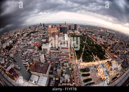 CITTÀ DEL MESSICO, Messico: Una vista aerea di Città del Messico, che mostra l'ampio paesaggio urbano dalla cima della Torre Latinoamericana. Questo iconico grattacielo, un tempo il più alto dell'America Latina, offre una prospettiva impareggiabile della vasta e intricata griglia urbana della città. Foto Stock