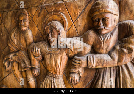 CITTÀ DEL MESSICO, Messico — parte delle pesanti porte in legno intagliato della Iglesia de Santa Ines (Chiesa di Saint Agnes) nel quartiere storico Centro Historico del centro di Città del Messico, Messico. Foto Stock