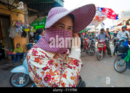 La gente del posto e le motociclette in Siem Reap's Psar Leu mercato. Il mercato locale. Siem Reap, Cambogia Foto Stock