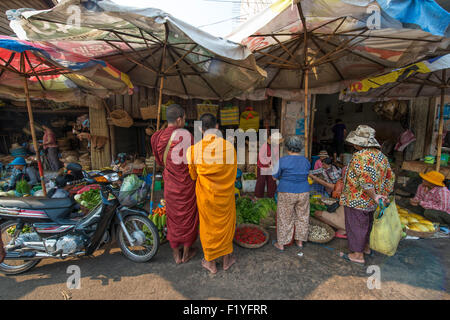 I monaci shopping a Siem Reap il Psar Leu mercato. Il mercato locale. Siem Reap, Cambogia Foto Stock