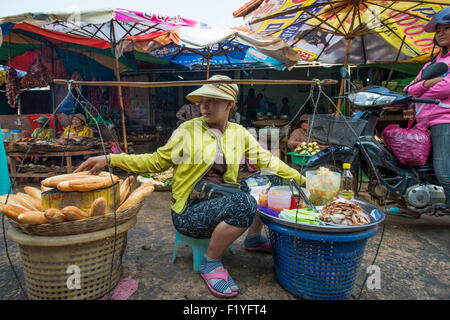 Un venditore ambulante vendendo il sandwich vietnamita, banh mi a Siem Reap il Psar Leu mercato. Il mercato locale. Siem Reap, Cambogia Foto Stock