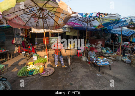 Fornitore con moto a Siem Reap il Psar Leu mercato. Il mercato locale. Siem Reap, Cambogia Foto Stock