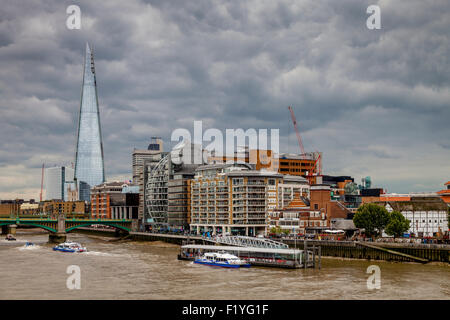 La Shard, il fiume Tamigi e il Riverside proprietà, Londra, Inghilterra Foto Stock