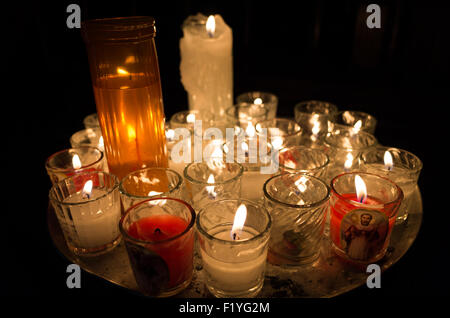 La Profesa Temple Votive Offerings città del Messico Messico // CITTÀ del MESSICO, Messico — Offerte votive esposte all'interno del Tempio di San Felipe Neri, comunemente noto come la Profesa, nel quartiere Centro Histórico di città del Messico. La chiesa cattolica romana del XVII secolo è stata originariamente fondata dai gesuiti e ha servito come sito di numerosi eventi significativi nella storia messicana. La Profesa giocò un ruolo notevole durante il periodo di indipendenza del Messico ed è rimasta un importante centro religioso nella capitale. La chiesa si trova nel cuore del centro storico di città del Messico, che era stato progettato Foto Stock