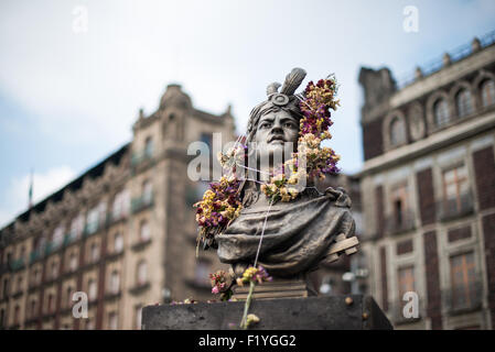 Cuauhtémoc Monument Zócalo città del Messico // CITTÀ DEL MESSICO, Messico — Un monumento a Cuauhtémoc, l'ultimo sovrano azteco che governò l'impero Mexica di Tenochtitlan dal 1520 al 1521, situato nella piazza principale di città del Messico. Cuauhtémoc guidò la resistenza finale contro il conquistador spagnolo Hernán Cortés prima della caduta della capitale azteca nell'agosto 1521. Il monumento è situato nella Zócalo, formalmente conosciuta come Plaza de la Constitución, che funge da piazza principale di città del Messico e una delle più grandi piazze della città del mondo. la piazza occupa il sito dove un tempo sorgeva il grande Tempio di Tenochtitlan, Foto Stock