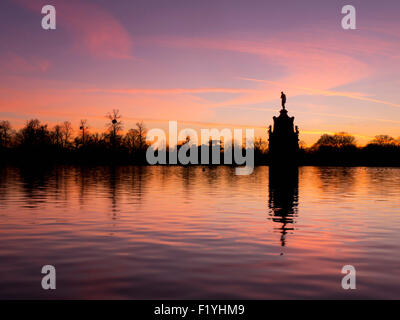 Silhouette,l'Inghilterra,Arethusa,Fontana Diana Foto Stock