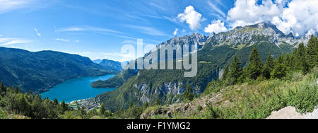 Paesaggio sul lago di Molveno nelle Dolomiti del Gruppo del Brenta, Trentino - Italia Foto Stock