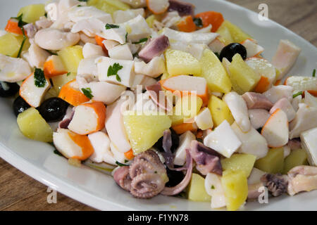 Insalata di mare con polpo e patate olive e verdure Foto Stock