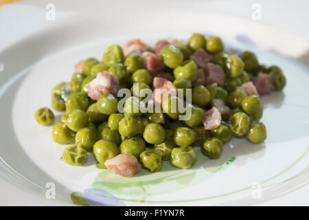 Nuovo piselli e pancetta saltati in padella Foto Stock