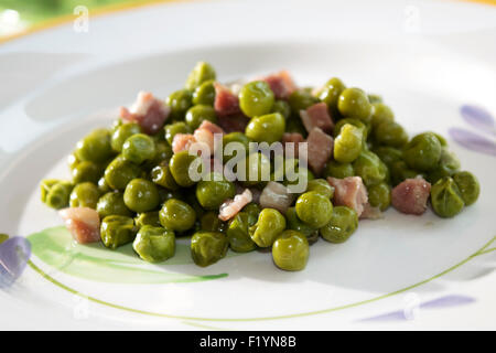 Nuovo piselli e pancetta saltati in padella Foto Stock