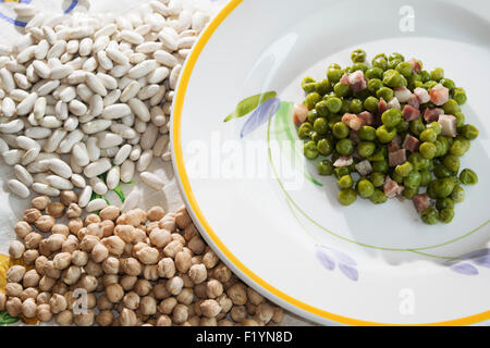 Nuovo piselli e pancetta saltati in padella con fagioli e ceci Foto Stock