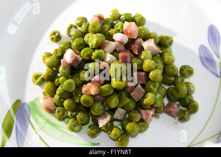 Nuovo piselli e pancetta saltati in padella Foto Stock