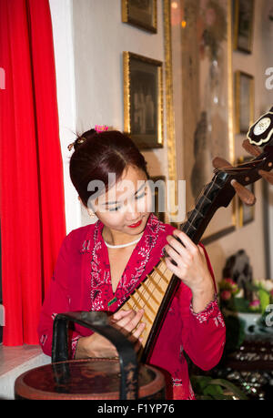 Una donna cinese giocando Piba ( Atlas Yuan )- un tradizionale strumento cinese. Foto Stock