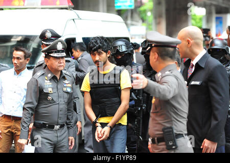 Bangkok, Tailandia. 9 Sep, 2015. Yusufu Mieraili (C), uno dei sospetti nel bombardamento di Bangkok, fa un crimine rievocazione sotto la scorta della polizia tailandese officer presso un centro commerciale vicino al Santuario di Erawan a Bangkok, Thailandia, Sett. 9, 2015. Yusufu Mieraili è stato arrestato in Thailandia del Sa Kaeo provincia vicino al confine cambogiano sul Sett. 1. Credito: Rachen Sageamsak/Xinhua/Alamy Live News Foto Stock