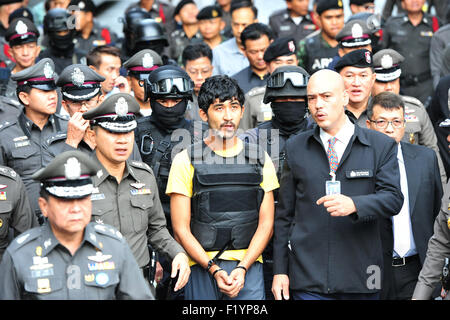 Bangkok, Tailandia. 9 Sep, 2015. Yusufu Mieraili (C), uno dei sospetti nel bombardamento di Bangkok, fa un crimine rievocazione sotto la scorta della polizia tailandese officer presso un centro commerciale vicino al Santuario di Erawan a Bangkok, Thailandia, Sett. 9, 2015. Yusufu Mieraili è stato arrestato in Thailandia del Sa Kaeo provincia vicino al confine cambogiano sul Sett. 1. Credito: Rachen Sageamsak/Xinhua/Alamy Live News Foto Stock