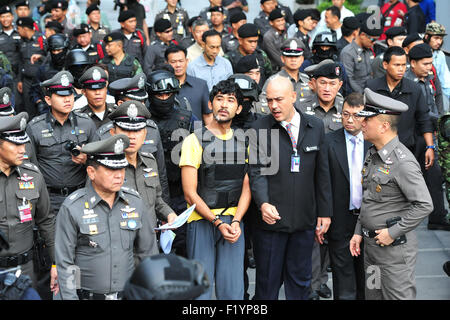 Bangkok, Tailandia. 9 Sep, 2015. Yusufu Mieraili (C), uno dei sospetti nel bombardamento di Bangkok, fa un crimine rievocazione sotto la scorta della polizia tailandese officer presso un centro commerciale vicino al Santuario di Erawan a Bangkok, Thailandia, Sett. 9, 2015. Yusufu Mieraili è stato arrestato in Thailandia del Sa Kaeo provincia vicino al confine cambogiano sul Sett. 1. Credito: Rachen Sageamsak/Xinhua/Alamy Live News Foto Stock