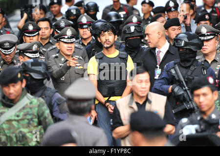 Bangkok, Tailandia. 9 Sep, 2015. Yusufu Mieraili (C), uno dei sospetti nel bombardamento di Bangkok, fa un crimine rievocazione sotto la scorta della polizia tailandese officer presso un centro commerciale vicino al Santuario di Erawan a Bangkok, Thailandia, Sett. 9, 2015. Yusufu Mieraili è stato arrestato in Thailandia del Sa Kaeo provincia vicino al confine cambogiano sul Sett. 1. Credito: Rachen Sageamsak/Xinhua/Alamy Live News Foto Stock