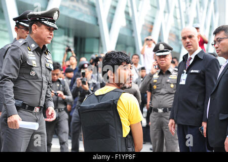 Bangkok, Tailandia. 9 Sep, 2015. Yusufu Mieraili (C), uno dei sospetti nel bombardamento di Bangkok, fa un crimine rievocazione sotto la scorta della polizia tailandese officer presso un centro commerciale vicino al Santuario di Erawan a Bangkok, Thailandia, Sett. 9, 2015. Yusufu Mieraili è stato arrestato in Thailandia del Sa Kaeo provincia vicino al confine cambogiano sul Sett. 1. Credito: Rachen Sageamsak/Xinhua/Alamy Live News Foto Stock