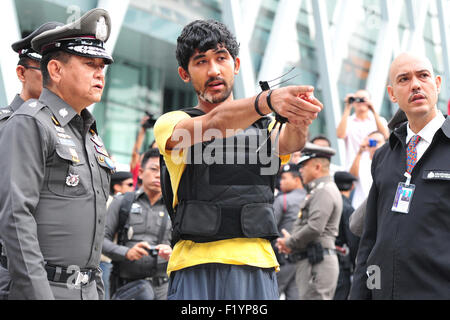 Bangkok, Tailandia. 9 Sep, 2015. Yusufu Mieraili (C), uno dei sospetti nel bombardamento di Bangkok, fa un crimine rievocazione sotto la scorta della polizia tailandese officer presso un centro commerciale vicino al Santuario di Erawan a Bangkok, Thailandia, Sett. 9, 2015. Yusufu Mieraili è stato arrestato in Thailandia del Sa Kaeo provincia vicino al confine cambogiano sul Sett. 1. Credito: Rachen Sageamsak/Xinhua/Alamy Live News Foto Stock