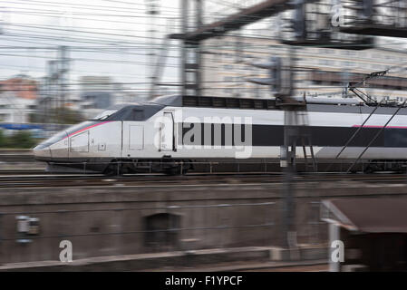 Bianco di un treno ad alta velocità presso la stazione Gare de Lyon Foto Stock