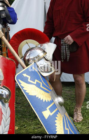 Accessori Field camp delle legioni romane, armi, armature e oggetti di uso domestico, scudi. Foto Stock