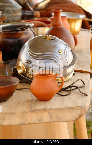 Accessori Field camp delle legioni romane, armi, armature e oggetti di uso domestico, scudi. Foto Stock