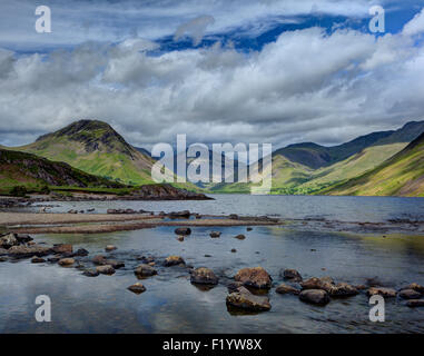 Wastwater guardando verso Yewbarrow, grande timpano e Scafell con rocce in acqua Foto Stock