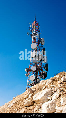 Cella di moderno e antenna con parabola piatta sul cielo blu Foto Stock