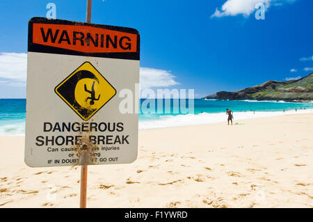 Un pericoloso Shore Break segno di avvertimento alla spiaggia sabbiosa di Oahu, Hawaii Foto Stock