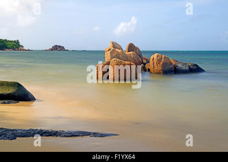 Rocce di granito in mare, Grand Anse Beach, l'Isola di Praslin, Seicelle Foto Stock