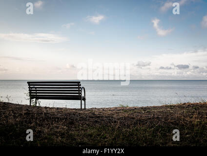 Panca su una laguna di Curonian shore Foto Stock