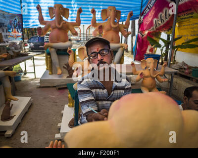 Bangkok, Bangkok, Thailandia. 9 Sep, 2015. Un artigiano a Vishnu Tempio a Bangkok lavora su una statua di Ganesha, un importante divinità Indù noto come ''overcomer di ostacoli.'' Ganesha Chaturthi è il festival indù celebra il giorno del ri-nascita del Signore Ganesha, figlio di Shiva e Parvati. Ganesha è ampiamente venerato come patrono delle arti e delle scienze e la deva di intelletto e di sapienza. L'ultimo giorno del festival è contrassegnato mediante immersione della divinità in vicino a corpi di acqua. L immersione simboleggia il ciclo di creazione e dissoluzione in natura. Le divinità fatta a t Foto Stock