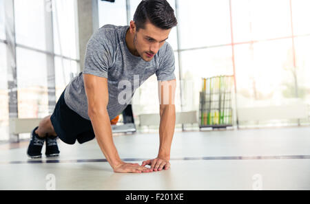 Ritratto di un uomo sportss facendo push-up in palestra Foto Stock