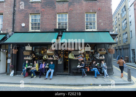 Spitalfields, Londra. Verde & Co Ltd shop e caffetteria in stile georgiano tradizionale negozio nel passaggio di artiglieria Area di Conservazione Foto Stock